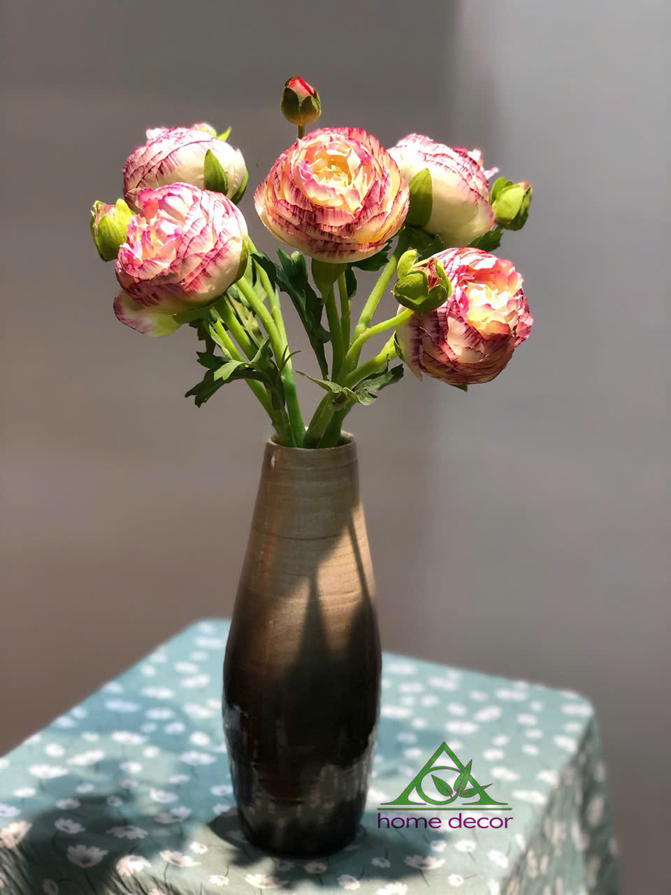 Bình hoa tre nên cắm hoa giả hay hoa tươi để tối ưu không gian nội thất